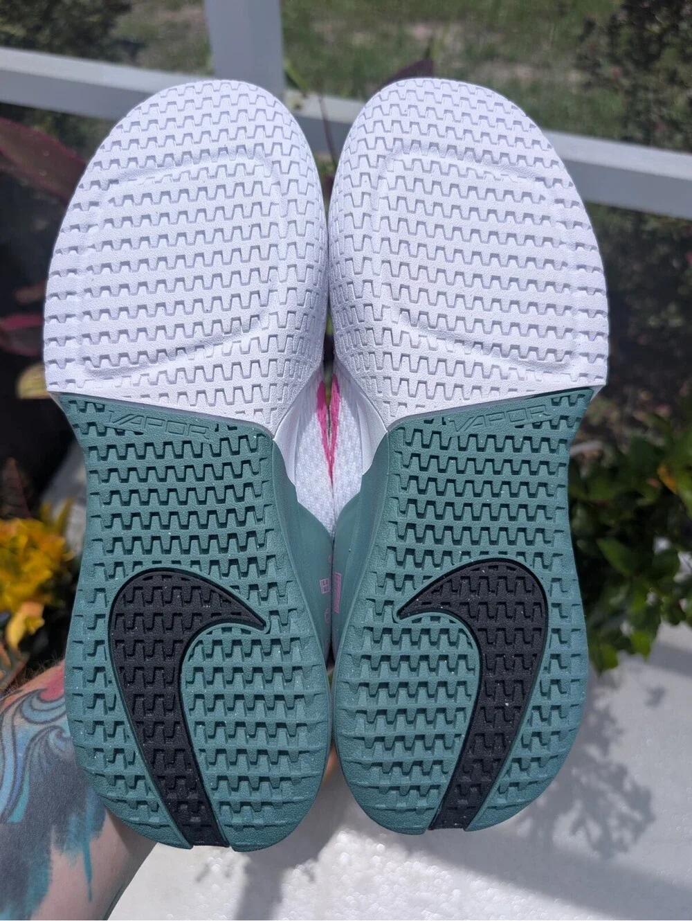 Nike Air Zoom Vapor Pro 2 Premium Hard Court Tennis Shoes Women's 9.5 Teal/Pink